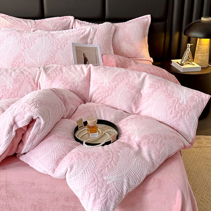 91家纺网 家纺一手货源 找家纺 家贝爱 2025新款230克烂花雕花牛奶绒四件套 芳草粉