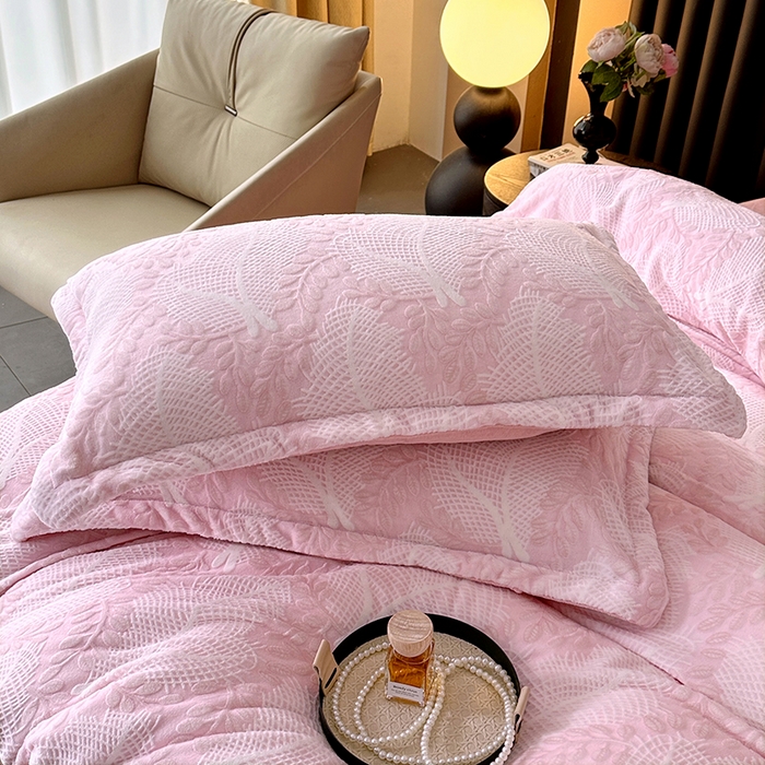 91家纺网 家纺一手货源 找家纺 家贝爱 2025新款230克烂花雕花牛奶绒四件套 芳草粉