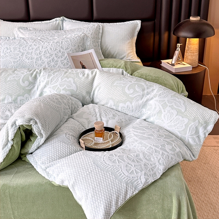 91家纺网 家纺一手货源 找家纺 家贝爱 2025新款230克烂花雕花牛奶绒四件套 爱在秋冬