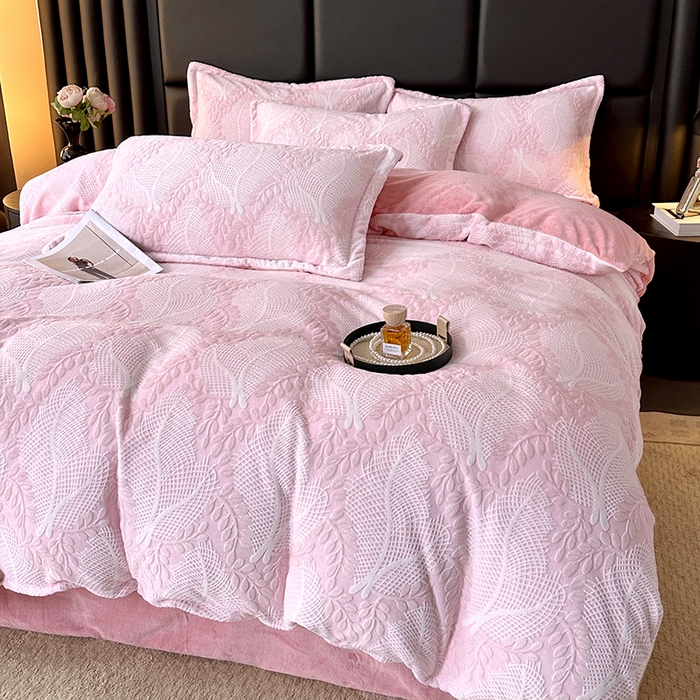 91家纺网 家纺一手货源 找家纺 家贝爱 2025新款230克烂花雕花牛奶绒四件套 芳草粉