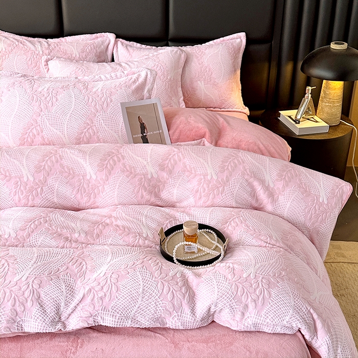 91家纺网 家纺一手货源 找家纺 家贝爱 2025新款230克烂花雕花牛奶绒四件套 芳草粉