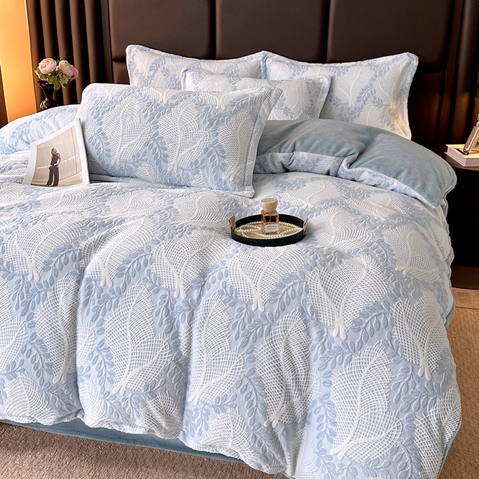 91家纺网 家纺一手货源 找家纺 家贝爱 2025新款230克烂花雕花牛奶绒四件套 芳草蓝