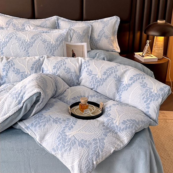 91家纺网 家纺一手货源 找家纺 家贝爱 2025新款230克烂花雕花牛奶绒四件套 芳草蓝