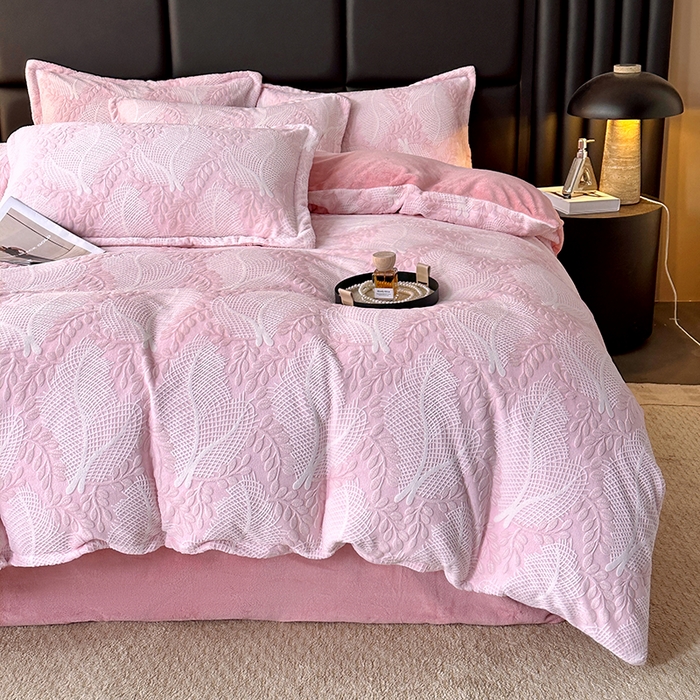 91家纺网 家纺一手货源 找家纺 家贝爱 2025新款230克烂花雕花牛奶绒四件套 芳草粉