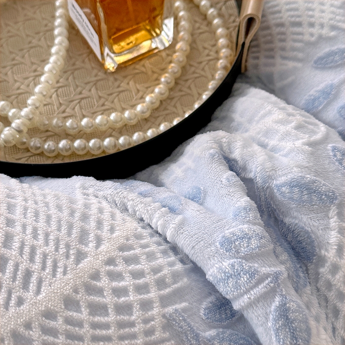 91家纺网 家纺一手货源 找家纺 家贝爱 2025新款230克烂花雕花牛奶绒四件套 芳草蓝