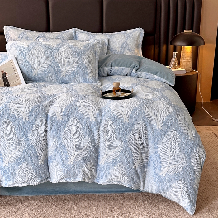 91家纺网 家纺一手货源 找家纺 家贝爱 2025新款230克烂花雕花牛奶绒四件套 芳草蓝