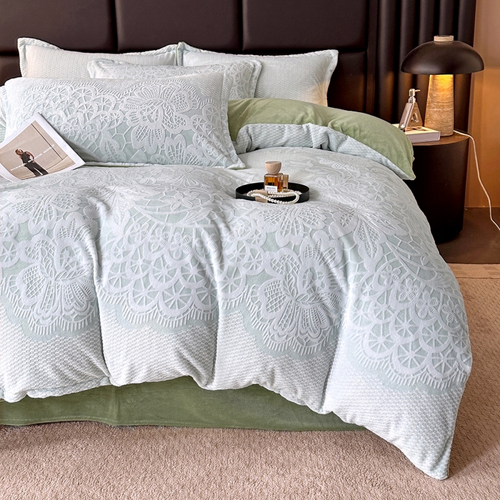 91家纺网 家纺一手货源 找家纺 家贝爱 2025新款230克烂花雕花牛奶绒四件套 爱在秋冬