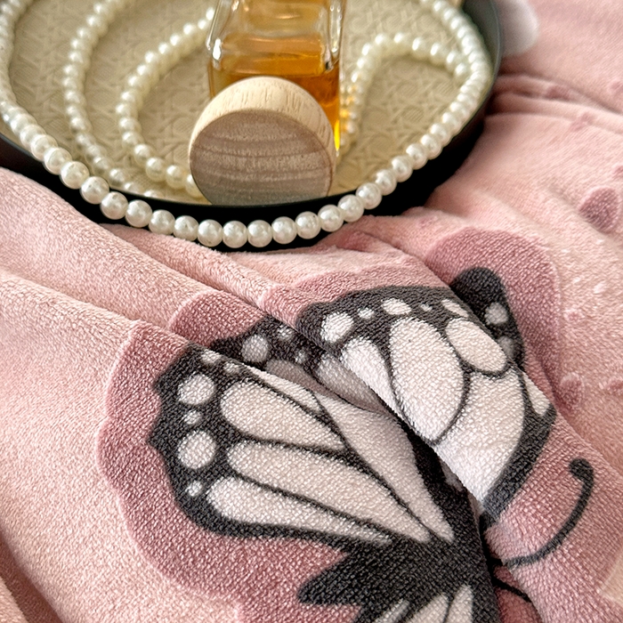 91家纺网 家纺一手货源 找家纺 家贝爱 2025新款230克烂花雕花牛奶绒四件套 翩翩蝶影