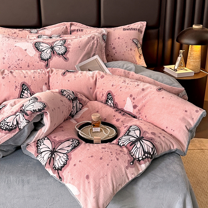 91家纺网 家纺一手货源 找家纺 家贝爱 2025新款230克烂花雕花牛奶绒四件套 翩翩蝶影