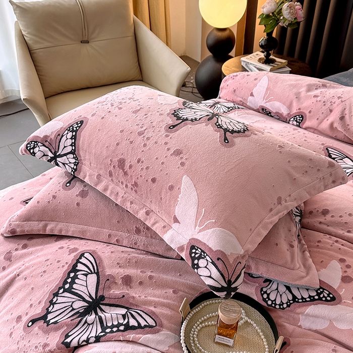 91家纺网 家纺一手货源 找家纺 家贝爱 2025新款230克烂花雕花牛奶绒四件套 翩翩蝶影