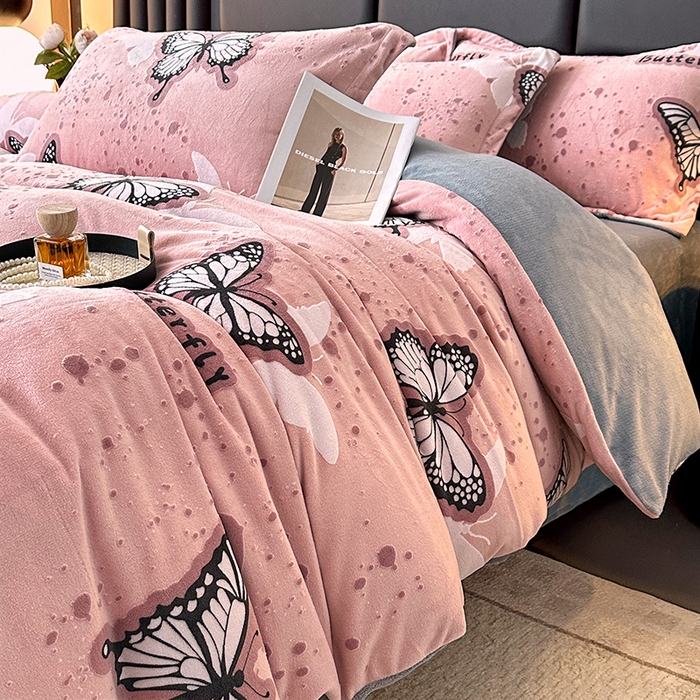 91家纺网 家纺一手货源 找家纺 家贝爱 2025新款230克烂花雕花牛奶绒四件套 翩翩蝶影