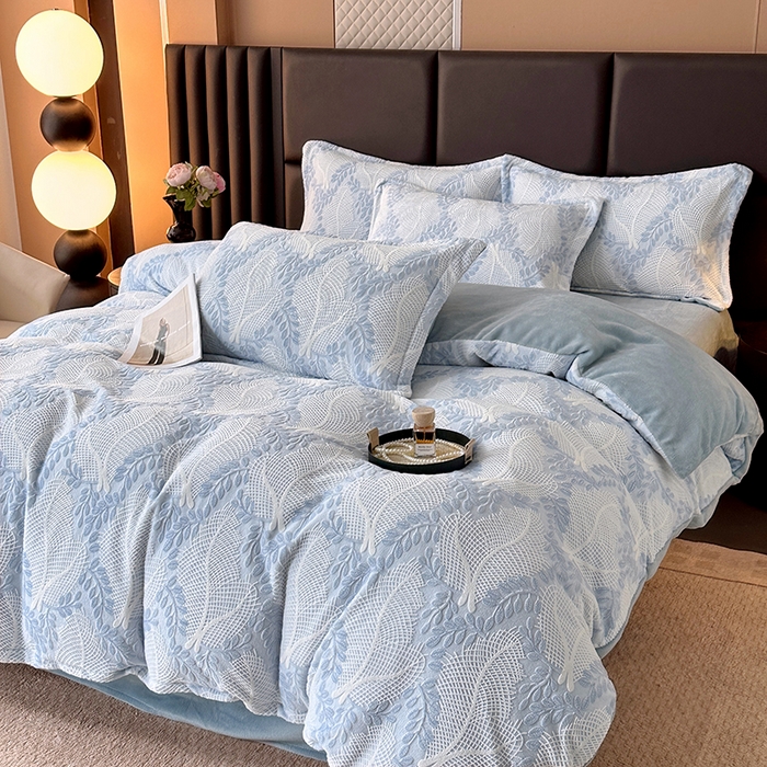 91家纺网 家纺一手货源 找家纺 家贝爱 2025新款230克烂花雕花牛奶绒四件套 芳草蓝