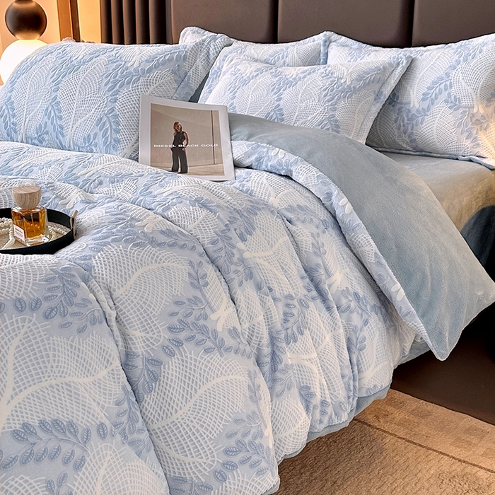 91家纺网 家纺一手货源 找家纺 家贝爱 2025新款230克烂花雕花牛奶绒四件套 芳草蓝