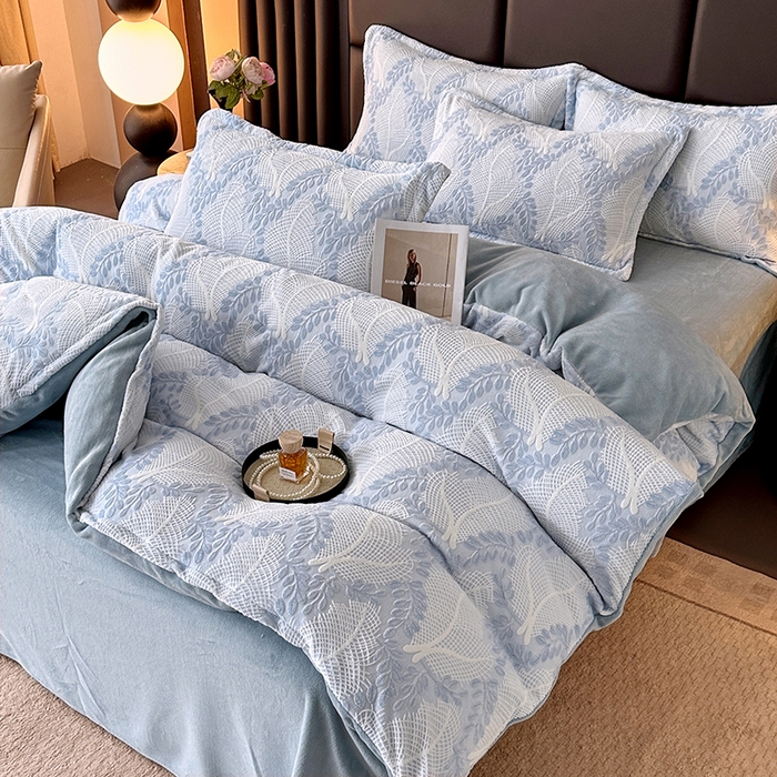 91家纺网 家纺一手货源 找家纺 家贝爱 2025新款230克烂花雕花牛奶绒四件套 芳草蓝