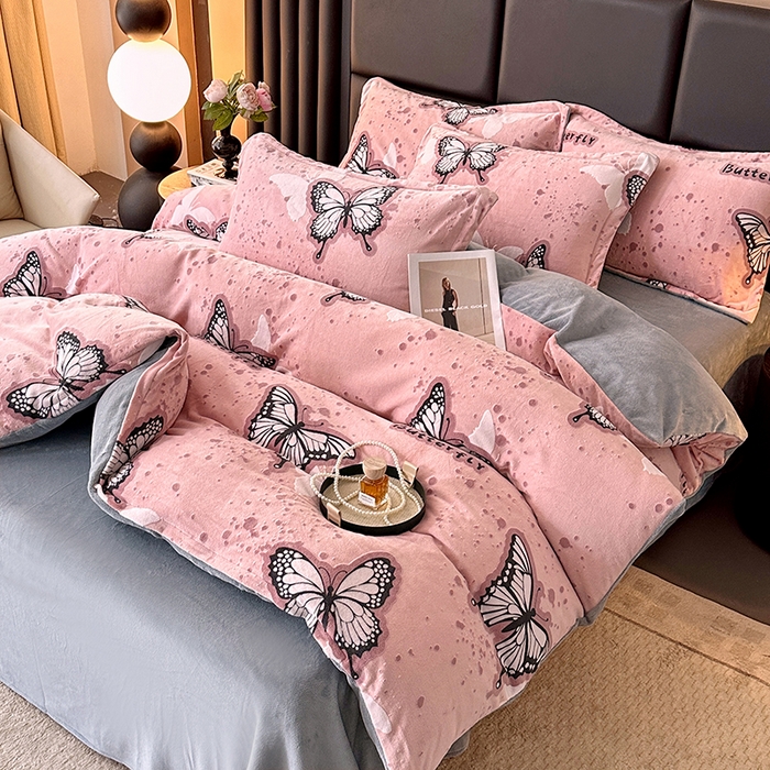 91家纺网 家纺一手货源 找家纺 家贝爱 2025新款230克烂花雕花牛奶绒四件套 翩翩蝶影