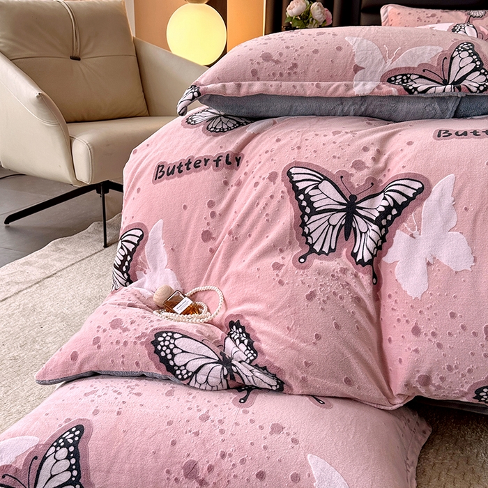 91家纺网 家纺一手货源 找家纺 家贝爱 2025新款230克烂花雕花牛奶绒四件套 翩翩蝶影