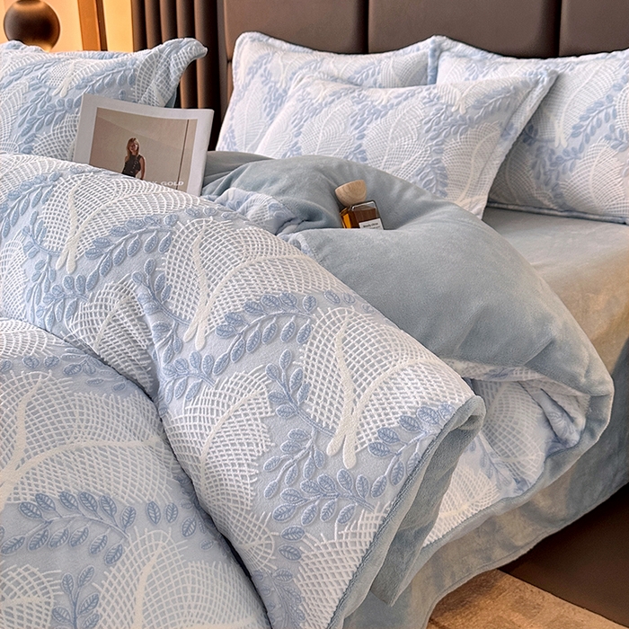 91家纺网 家纺一手货源 找家纺 家贝爱 2025新款230克烂花雕花牛奶绒四件套 芳草蓝