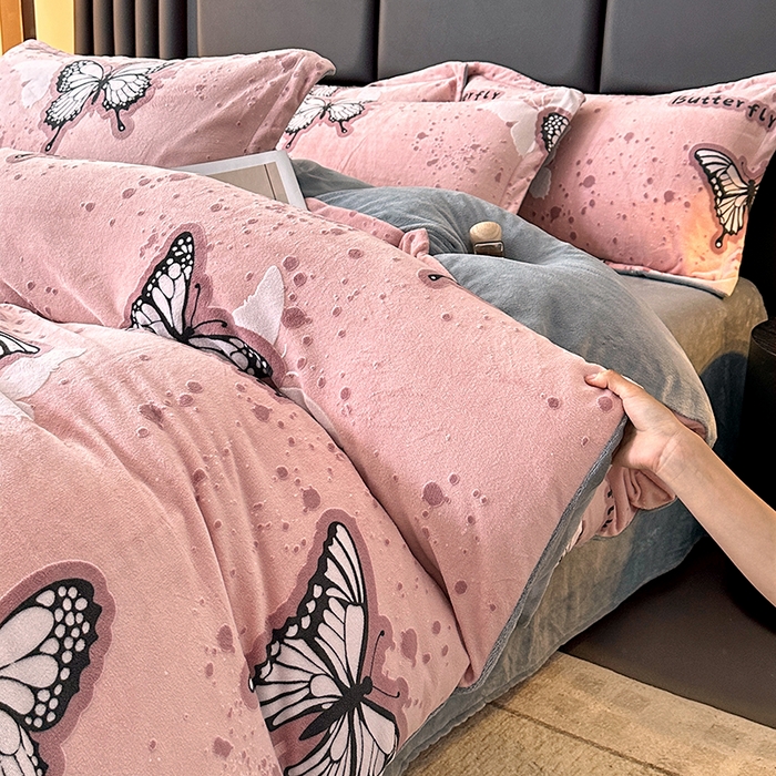 91家纺网 家纺一手货源 找家纺 家贝爱 2025新款230克烂花雕花牛奶绒四件套 翩翩蝶影