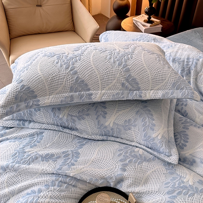 91家纺网 家纺一手货源 找家纺 家贝爱 2025新款230克烂花雕花牛奶绒四件套 芳草蓝