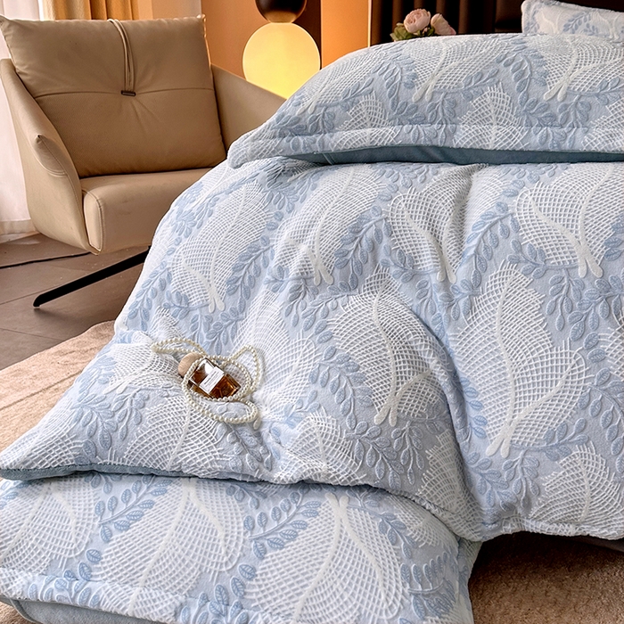 91家纺网 家纺一手货源 找家纺 家贝爱 2025新款230克烂花雕花牛奶绒四件套 芳草蓝