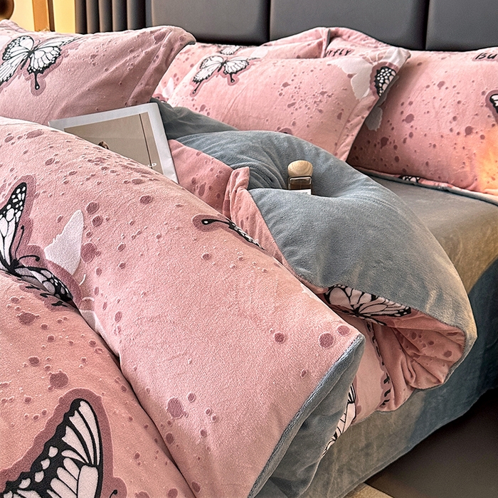 91家纺网 家纺一手货源 找家纺 家贝爱 2025新款230克烂花雕花牛奶绒四件套 翩翩蝶影
