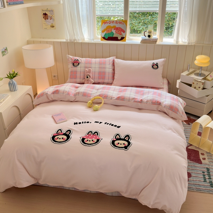 91家纺网 家纺一手货源 找家纺 如意朵 2025新款全棉磨毛卡通毛巾绣四件套（专版花型）-场景二 萌布布粉