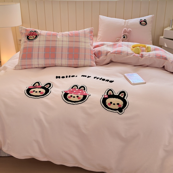 91家纺网 家纺一手货源 找家纺 如意朵 2025新款全棉磨毛卡通毛巾绣四件套（专版花型）-场景二 萌布布粉