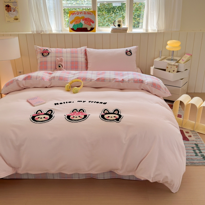 91家纺网 家纺一手货源 找家纺 如意朵 2025新款全棉磨毛卡通毛巾绣四件套（专版花型）-场景二 萌布布粉