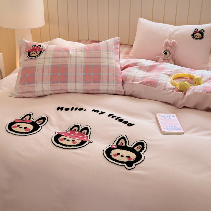 91家纺网 家纺一手货源 找家纺 如意朵 2025新款全棉磨毛卡通毛巾绣四件套（专版花型）-场景二 萌布布粉