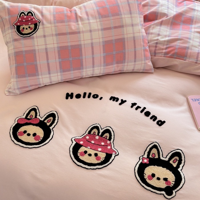 91家纺网 家纺一手货源 找家纺 如意朵 2025新款全棉磨毛卡通毛巾绣四件套（专版花型）-场景二 萌布布粉