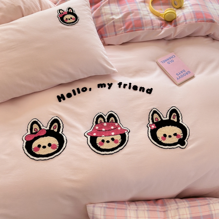 91家纺网 家纺一手货源 找家纺 如意朵 2025新款全棉磨毛卡通毛巾绣四件套（专版花型）-场景二 萌布布粉