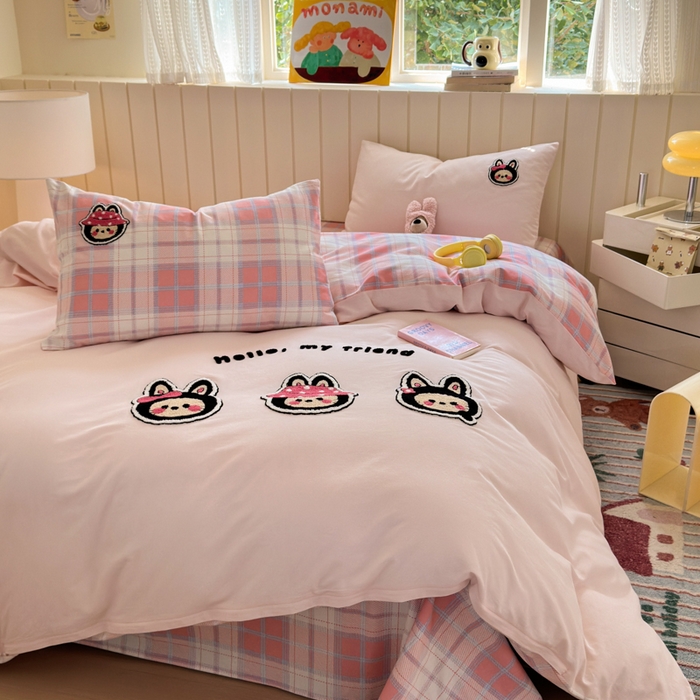 91家纺网 家纺一手货源 找家纺 如意朵 2025新款全棉磨毛卡通毛巾绣四件套（专版花型）-场景二 萌布布粉