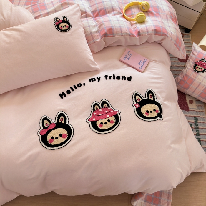 91家纺网 家纺一手货源 找家纺 如意朵 2025新款全棉磨毛卡通毛巾绣四件套（专版花型）-场景二 萌布布粉