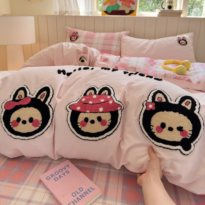 91家纺网 家纺一手货源 找家纺 如意朵 2025新款全棉磨毛卡通毛巾绣四件套（专版花型）-场景二 萌布布粉