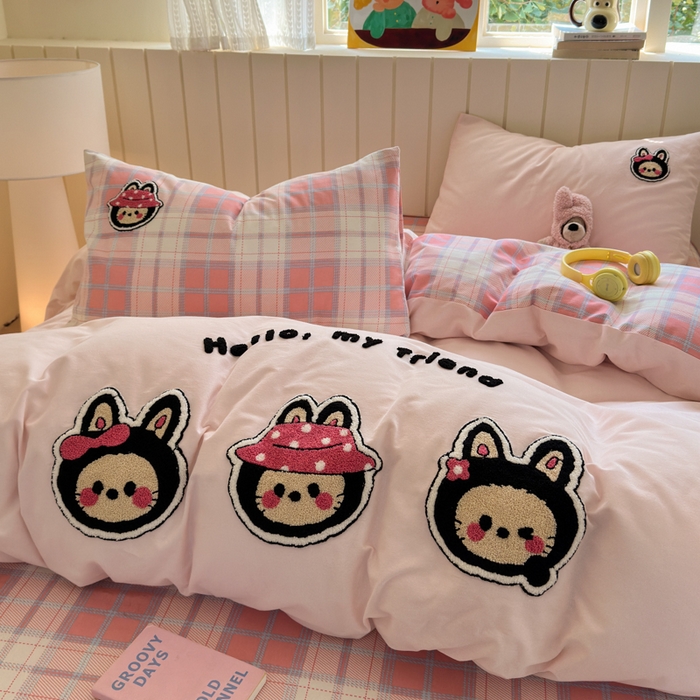 91家纺网 家纺一手货源 找家纺 如意朵 2025新款全棉磨毛卡通毛巾绣四件套（专版花型）-场景二 萌布布粉