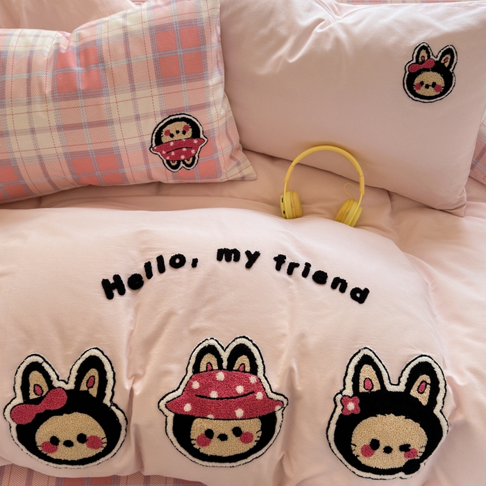 91家纺网 家纺一手货源 找家纺 如意朵 2025新款全棉磨毛卡通毛巾绣四件套（专版花型）-场景二 萌布布粉