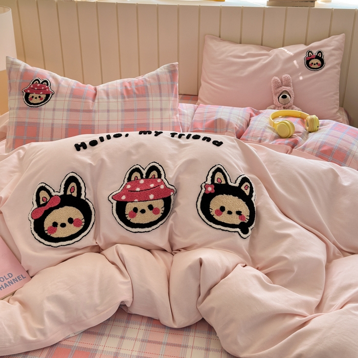 91家纺网 家纺一手货源 找家纺 如意朵 2025新款全棉磨毛卡通毛巾绣四件套（专版花型）-场景二 萌布布粉