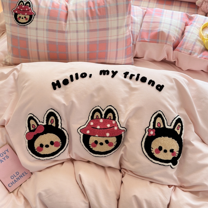 91家纺网 家纺一手货源 找家纺 如意朵 2025新款全棉磨毛卡通毛巾绣四件套（专版花型）-场景二 萌布布粉