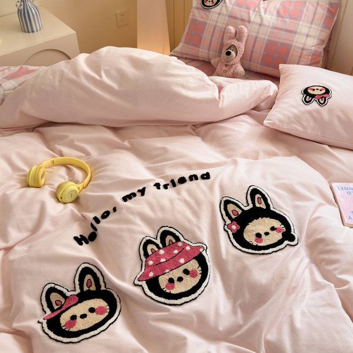 91家纺网 家纺一手货源 找家纺 如意朵 2025新款全棉磨毛卡通毛巾绣四件套（专版花型）-场景二 萌布布粉