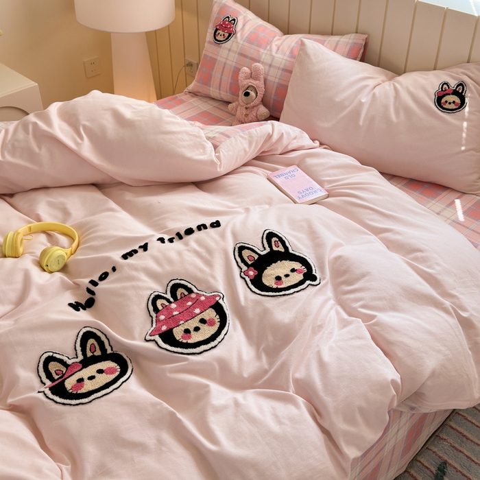 91家纺网 家纺一手货源 找家纺 如意朵 2025新款全棉磨毛卡通毛巾绣四件套（专版花型）-场景二 萌布布粉