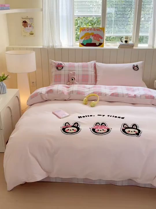 91家纺网 家纺一手货源 找家纺 如意朵 2025新款全棉磨毛卡通毛巾绣四件套（专版花型）-场景二 萌布布粉