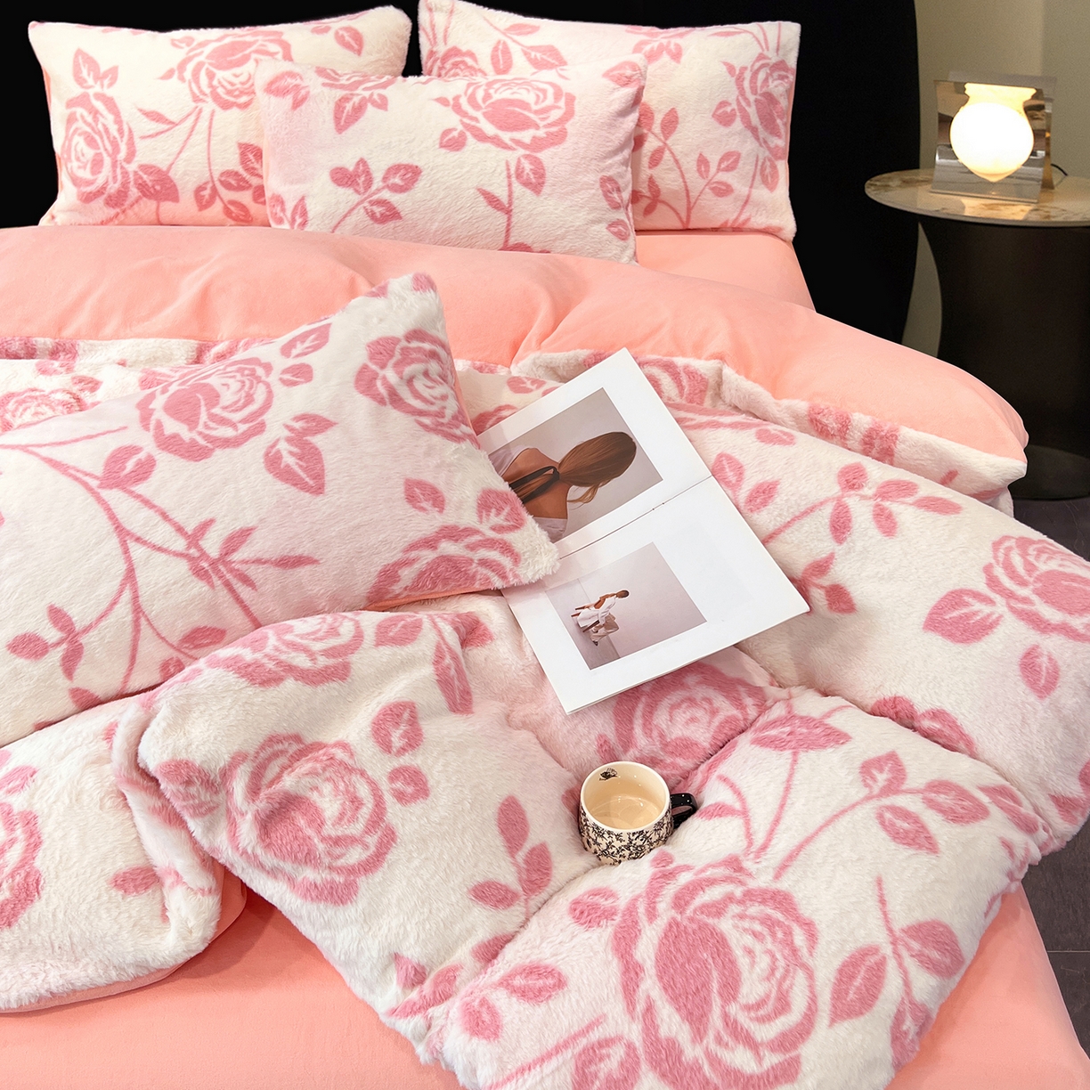 91家纺网 家纺一手货源 找家纺 悦织语 2025新款高克重加厚轻奢獭兔毛美拉德风四件套 兔毛-粉蔷薇