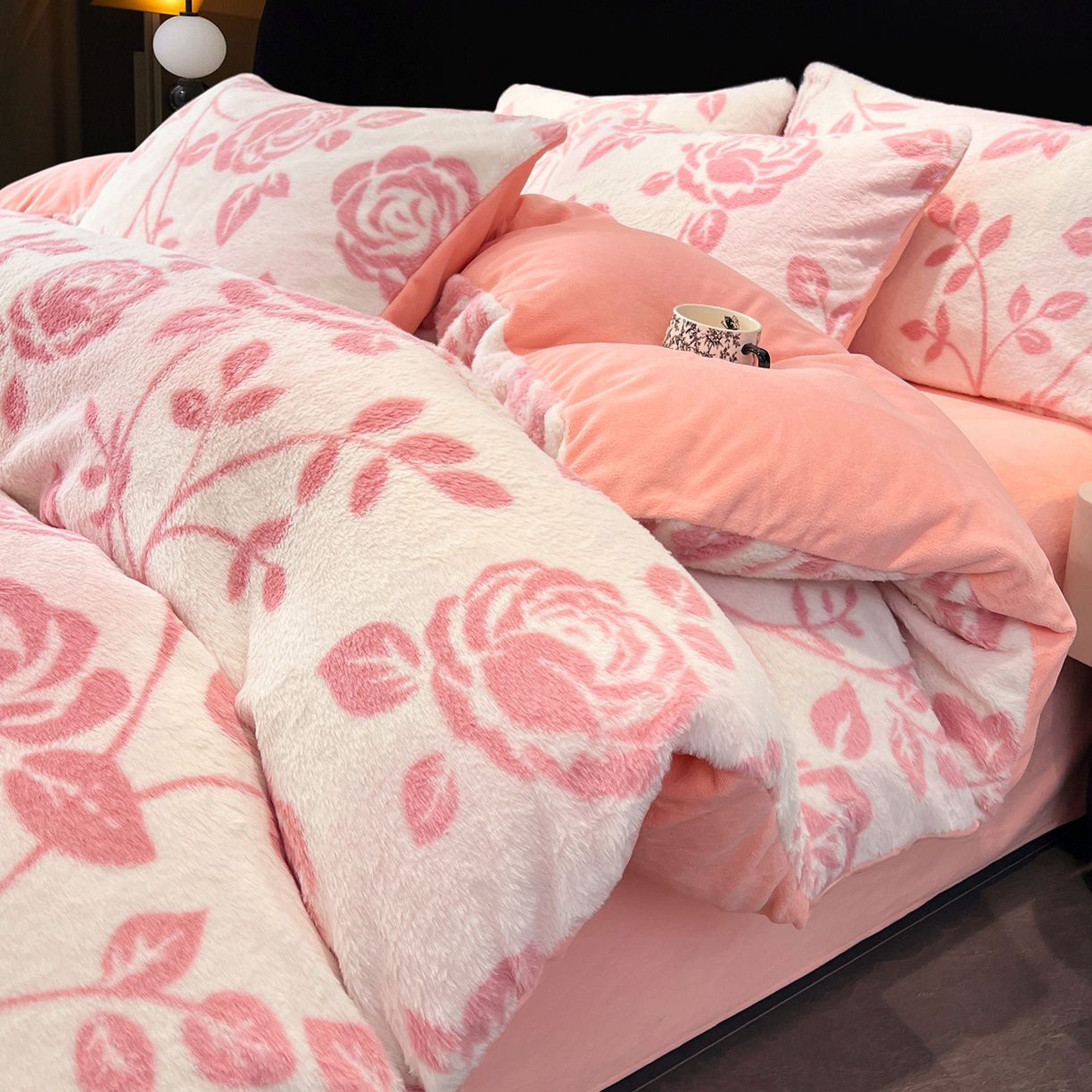 91家纺网 家纺一手货源 找家纺 悦织语 2025新款高克重加厚轻奢獭兔毛美拉德风四件套 兔毛-粉蔷薇