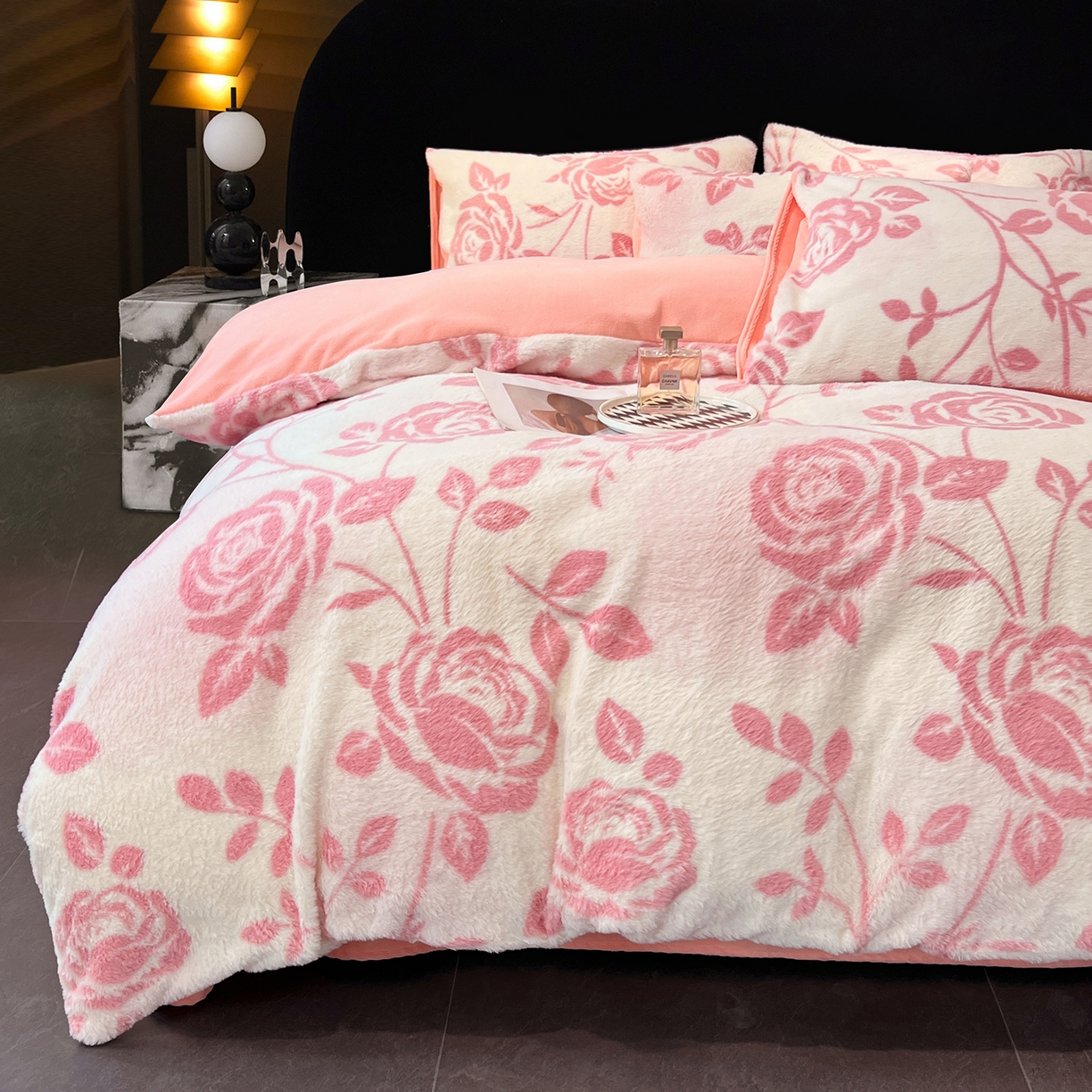 91家纺网 家纺一手货源 找家纺 悦织语 2025新款高克重加厚轻奢獭兔毛美拉德风四件套 兔毛-粉蔷薇