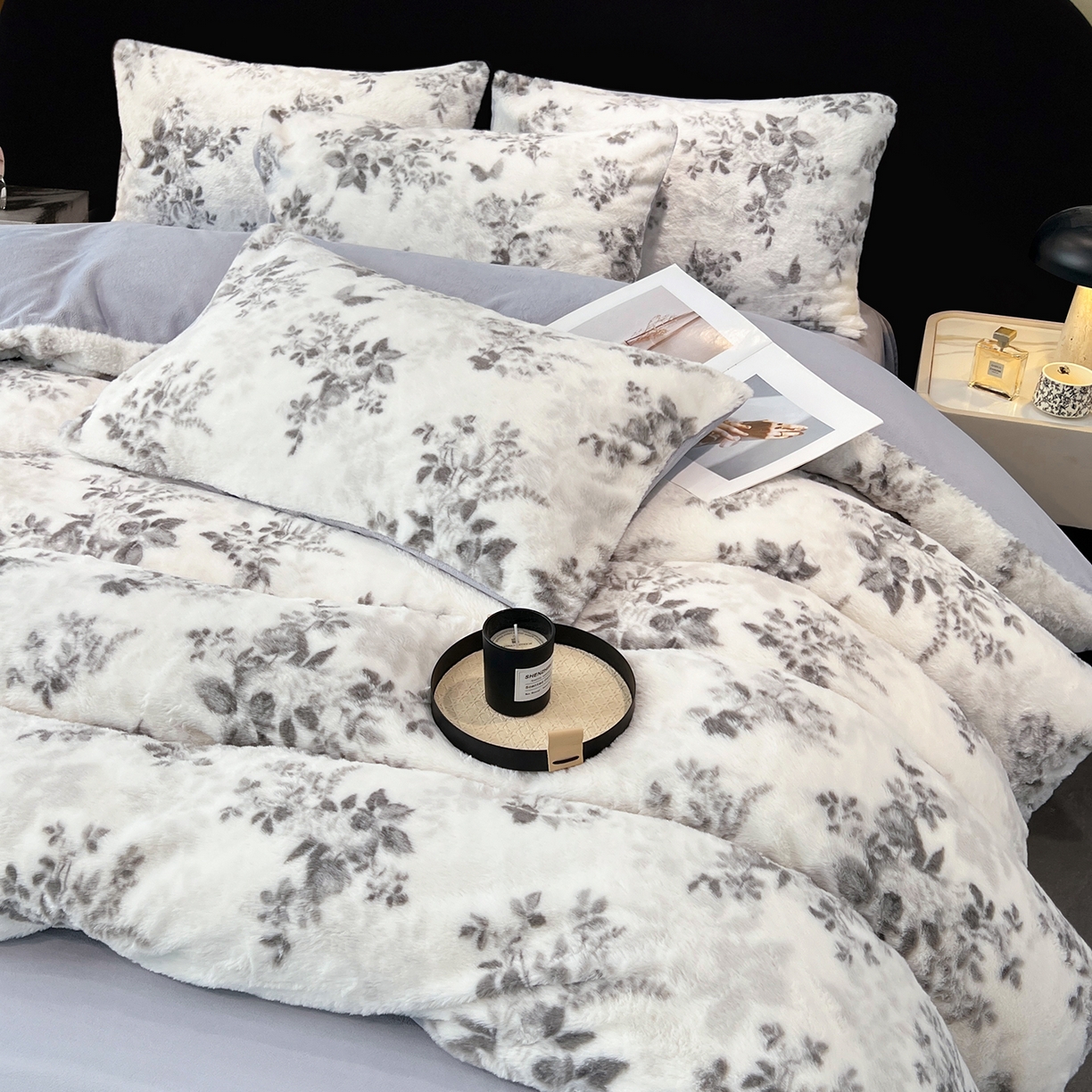 91家纺网 家纺一手货源 找家纺 悦织语 2025新款高克重加厚轻奢獭兔毛美拉德风四件套 兔毛-繁花