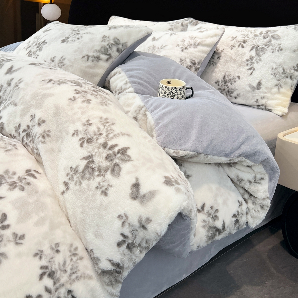 91家纺网 家纺一手货源 找家纺 悦织语 2025新款高克重加厚轻奢獭兔毛美拉德风四件套 兔毛-繁花