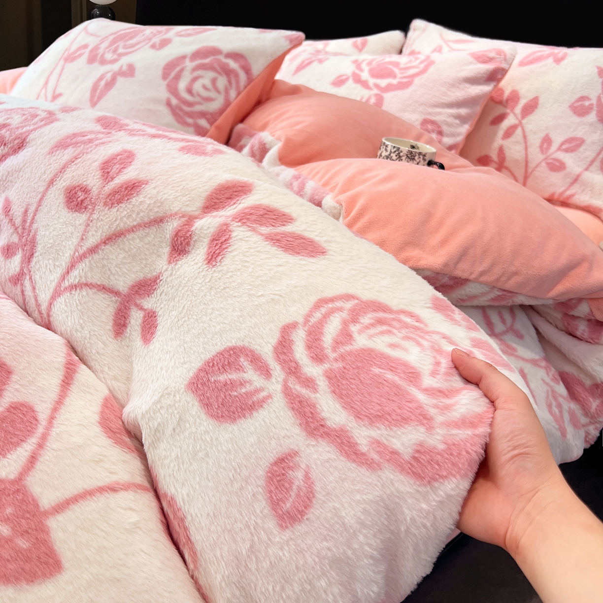 91家纺网 家纺一手货源 找家纺 悦织语 2025新款高克重加厚轻奢獭兔毛美拉德风四件套 兔毛-粉蔷薇