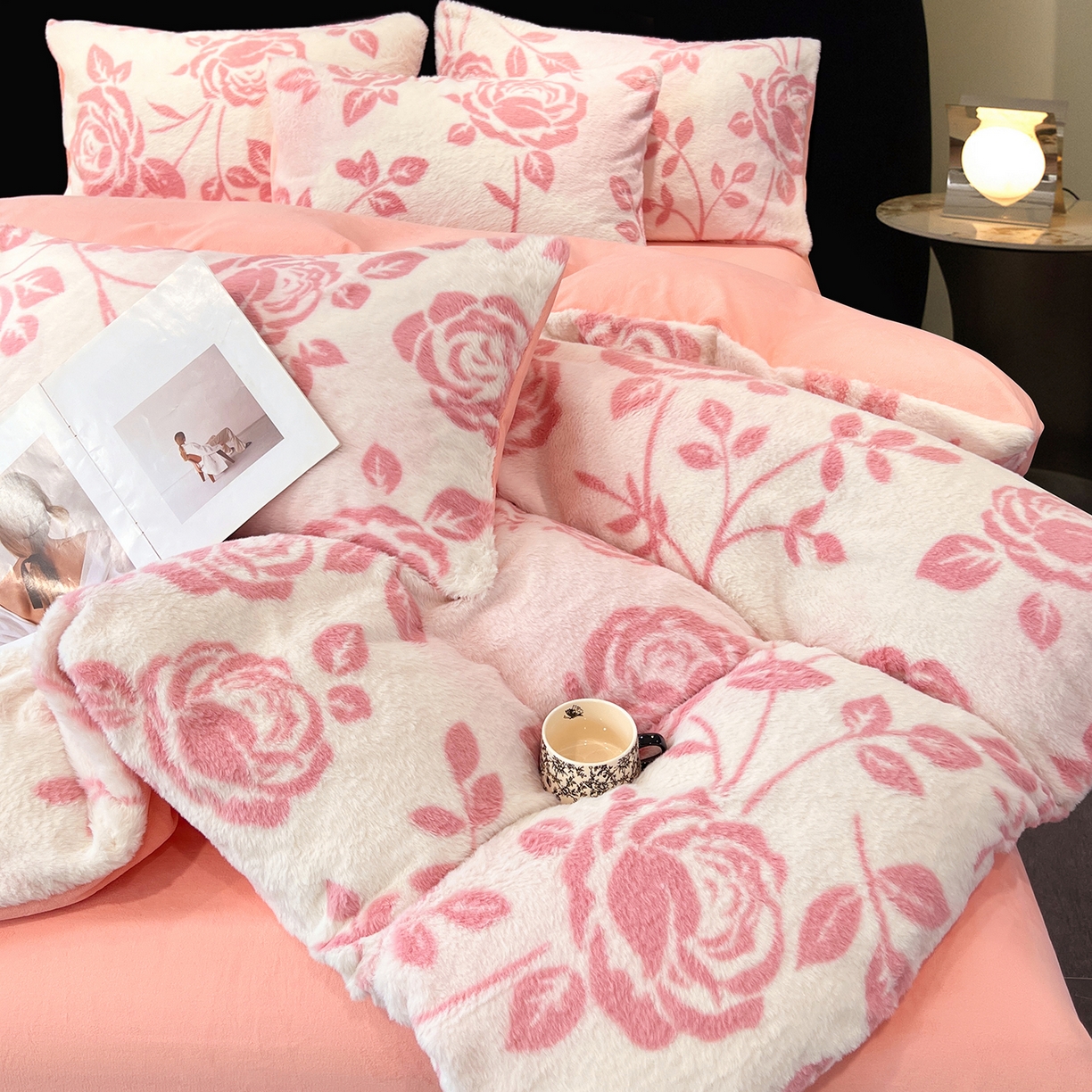 91家纺网 家纺一手货源 找家纺 悦织语 2025新款高克重加厚轻奢獭兔毛美拉德风四件套 兔毛-粉蔷薇