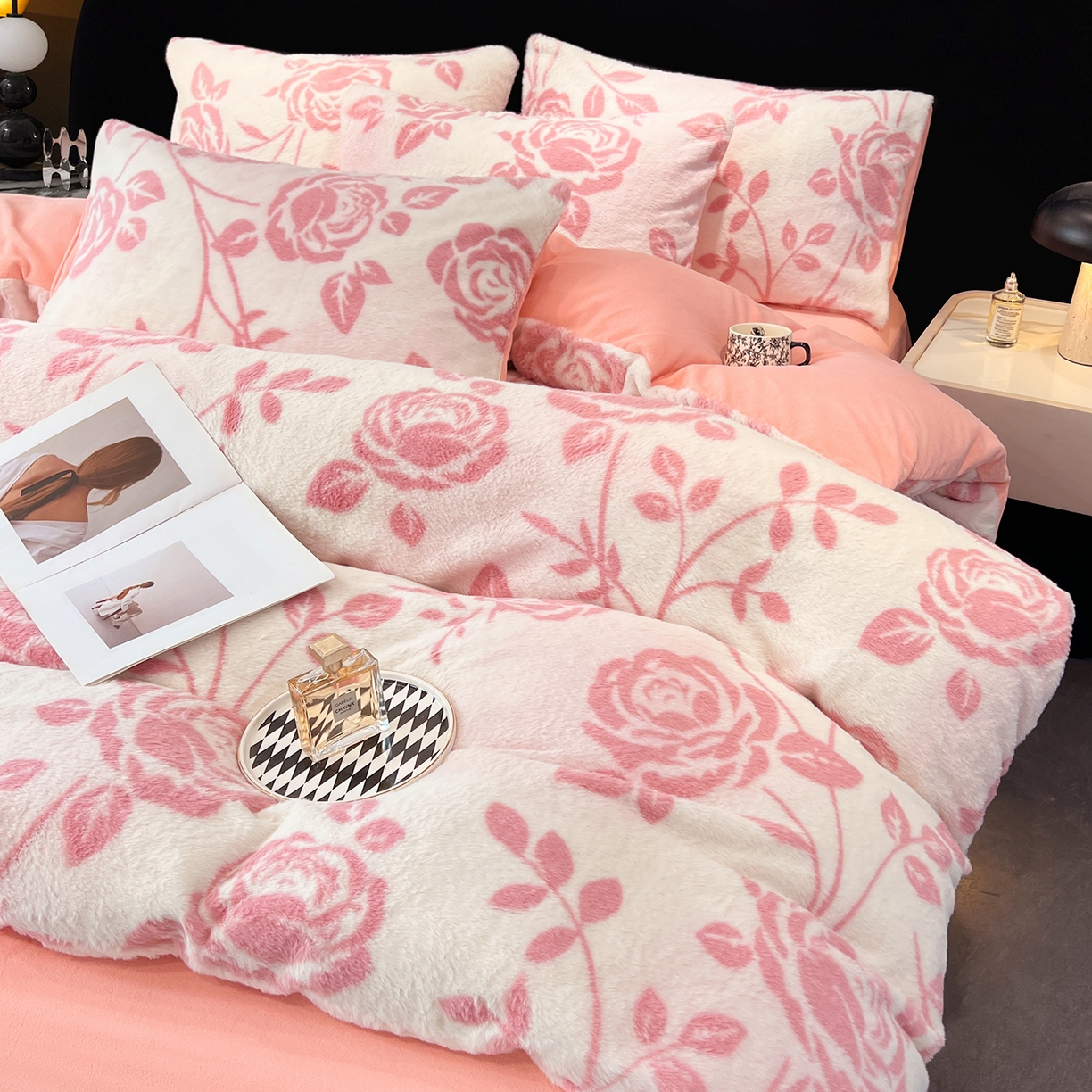 91家纺网 家纺一手货源 找家纺 悦织语 2025新款高克重加厚轻奢獭兔毛美拉德风四件套 兔毛-粉蔷薇