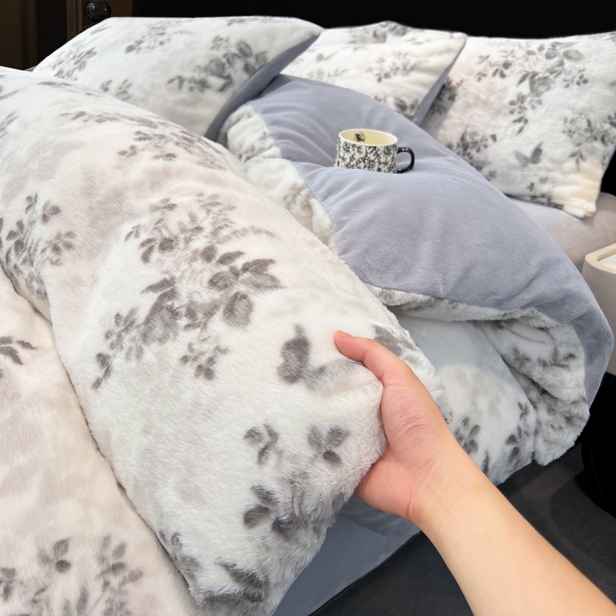 91家纺网 家纺一手货源 找家纺 悦织语 2025新款高克重加厚轻奢獭兔毛美拉德风四件套 兔毛-繁花